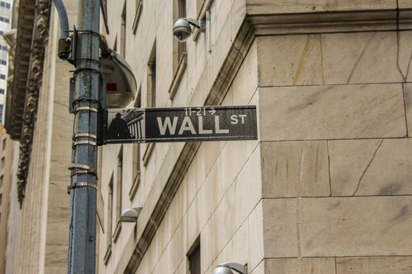 Não invista em ações. Invista em empresas!