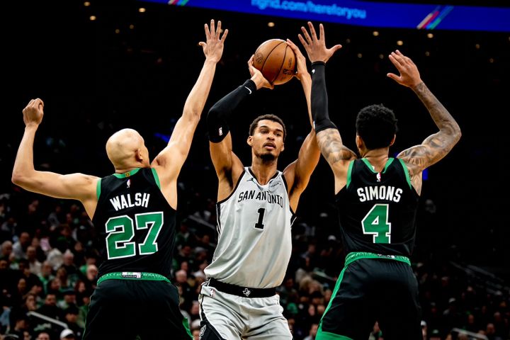 Wembanyama shines late as Spurs edge Celtics in Boston