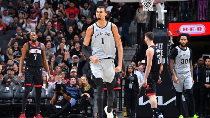 Spurs bury Rockets under offensive avalanche in 145-120 rout