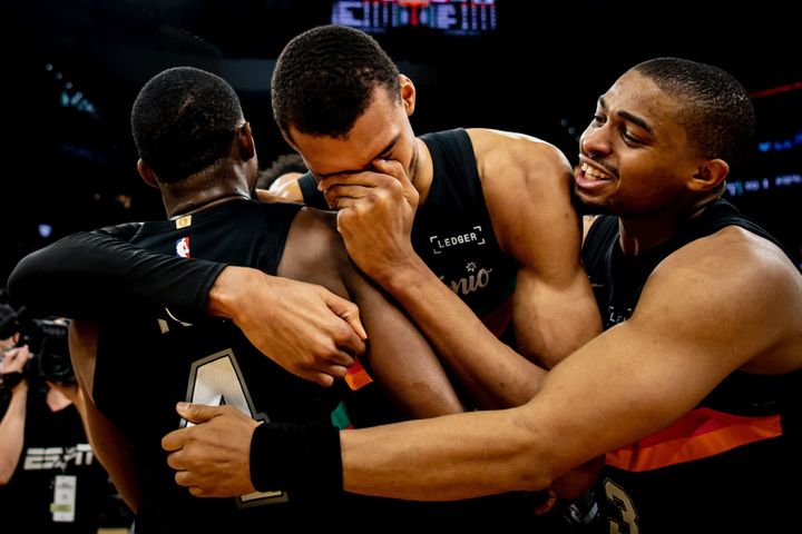 Spurs storm back from 25 down to stun Clippers