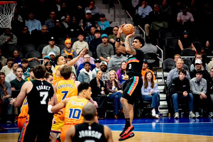 Spurs’ Rally Falls Short in 111–106 Loss to Hornets