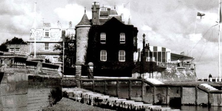 Photo image of Royal Yacht Squadron, Cowes. Isle of Wight.