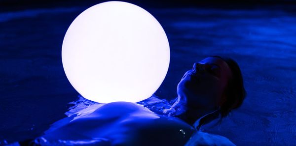 Luminothérapie : comment la lumière agit vraiment sur l’horloge biologique