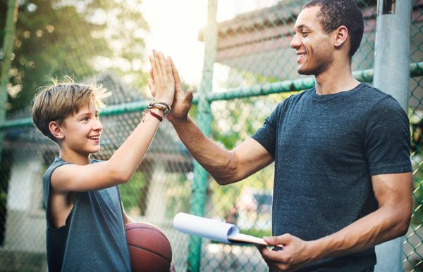 Le sport d’un père avant la conception peut-il laisser une trace chez l’enfant ?