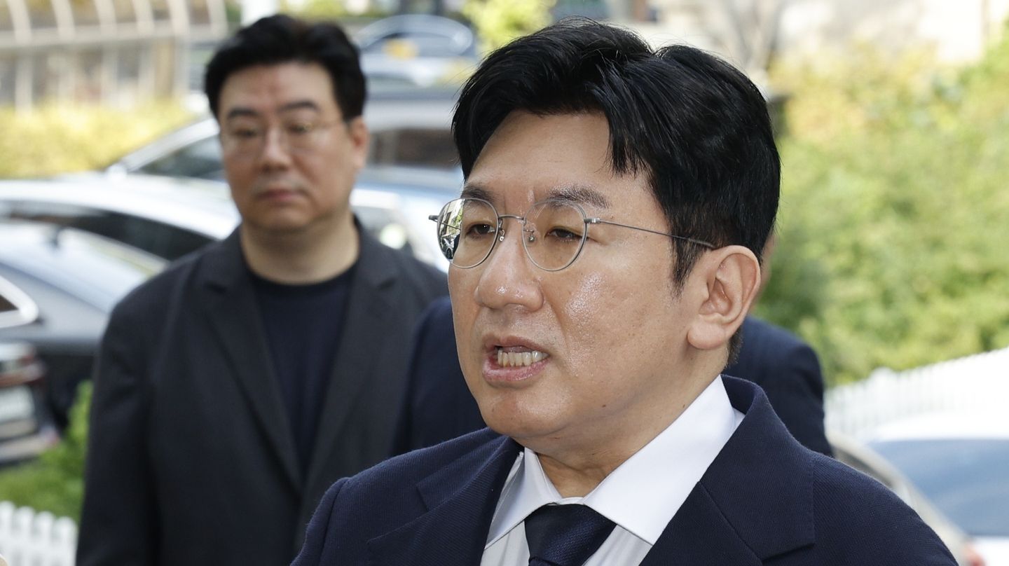 U.S. Embassy Requests Temporary Lift of Travel Ban on HYBE Chairman Bang Si-hyuk for BTS World Tour Discussions