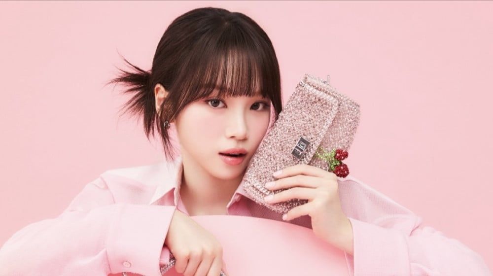 LE SSERAFIM Leader Kim Chaewon Takes Break from Schedules to Recover from Neck Pain