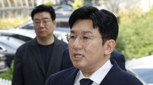 Police Reapply for Arrest Warrant Against HYBE Chairman Bang Si-hyuk Amid IPO Allegations
