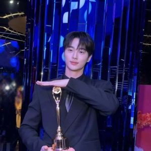 Byeon Woo-seok Takes Home Popularity Award at Blue Dragon Series Awards After Fans' Fierce Voting Push