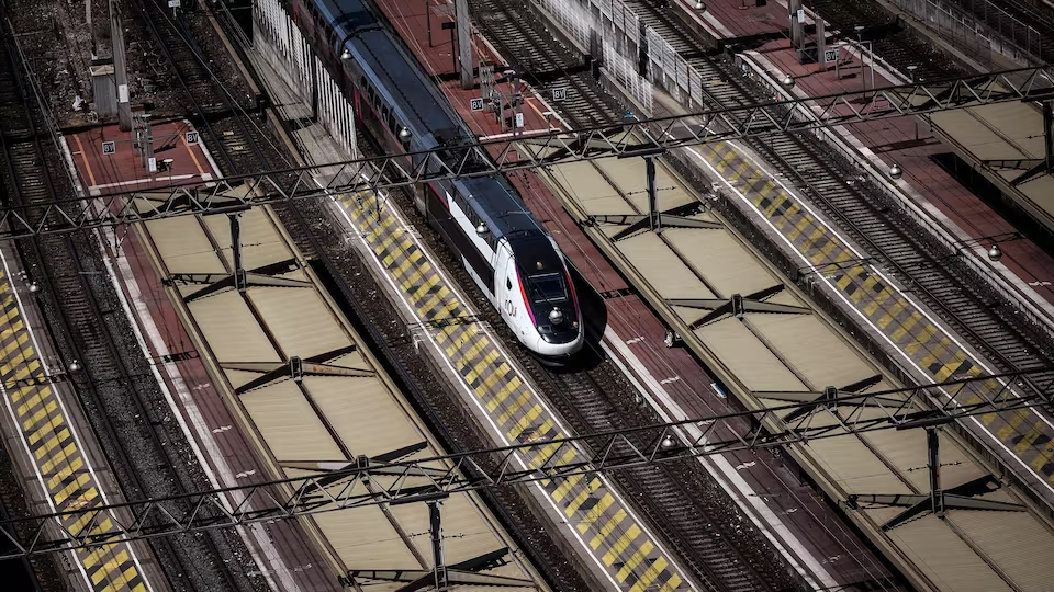 The Government of Canada is preparing to build a 1,000-kilometre rail line to link the downtowns of Quebec City