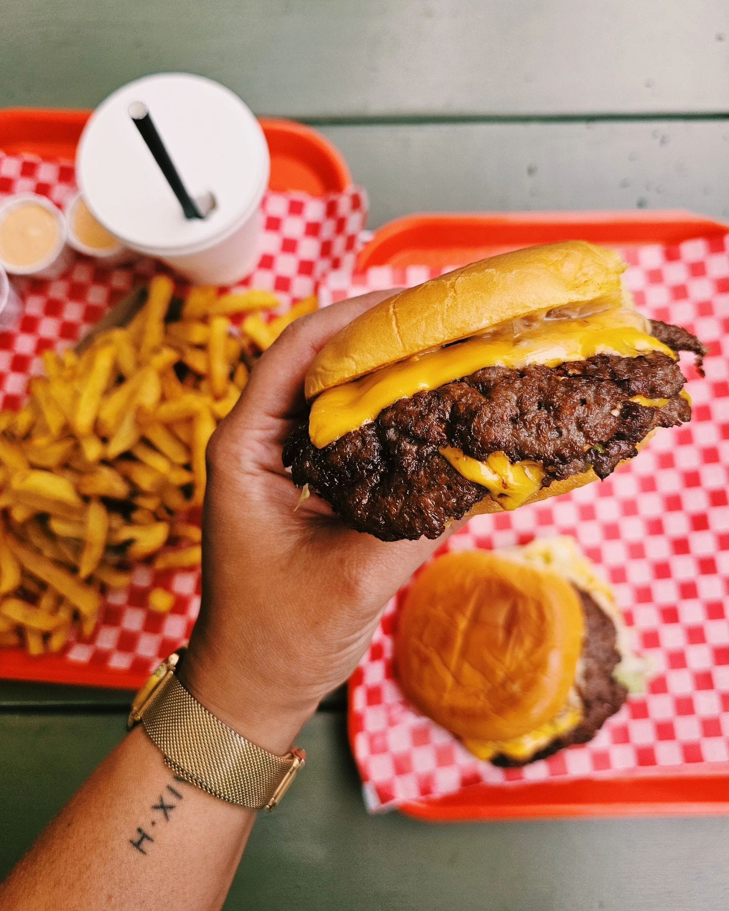 There's a new smash burger in town with the arrival of pop-up @loosiesburgers's new permanent Mile End address.