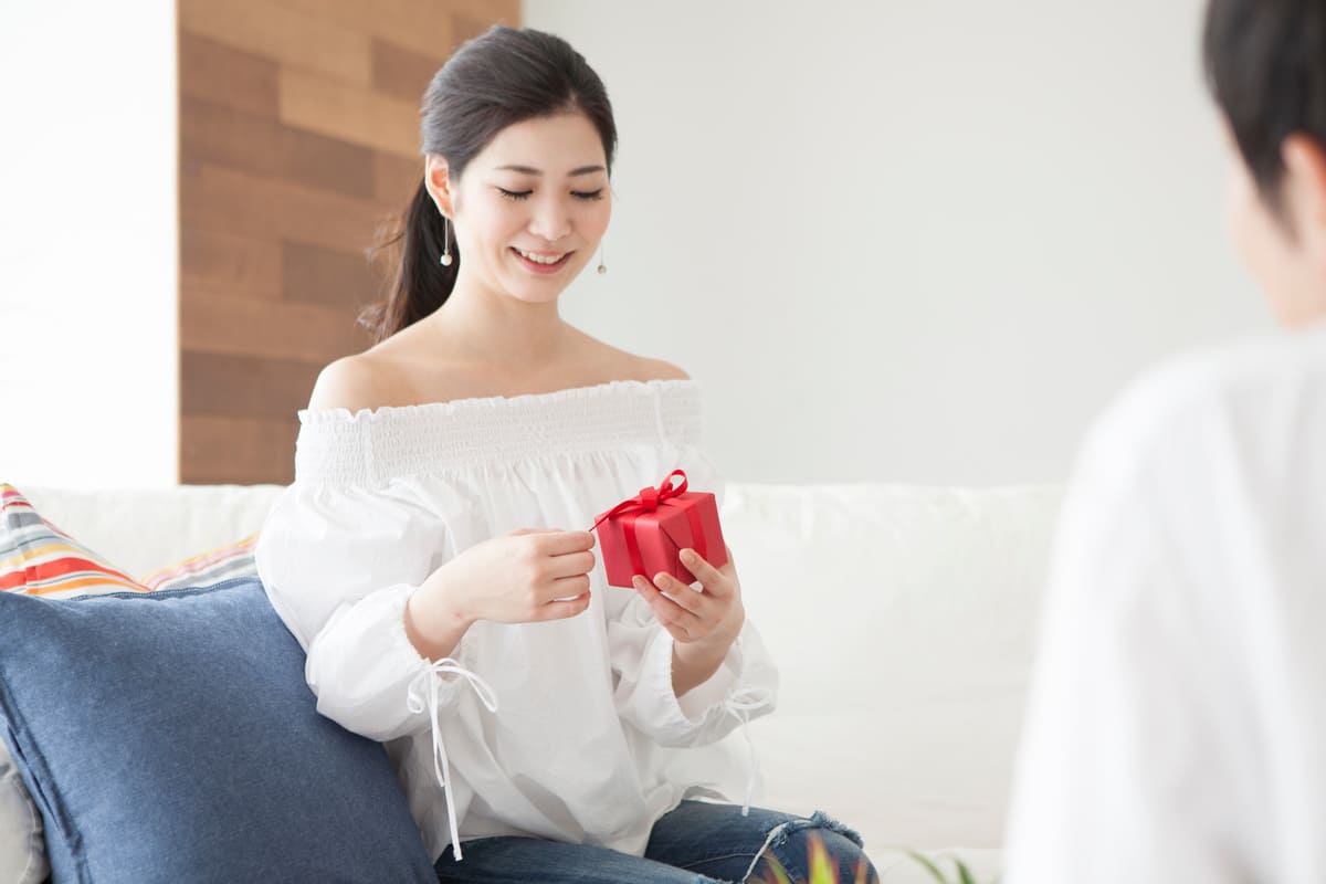 プレゼントを受け取る恋人