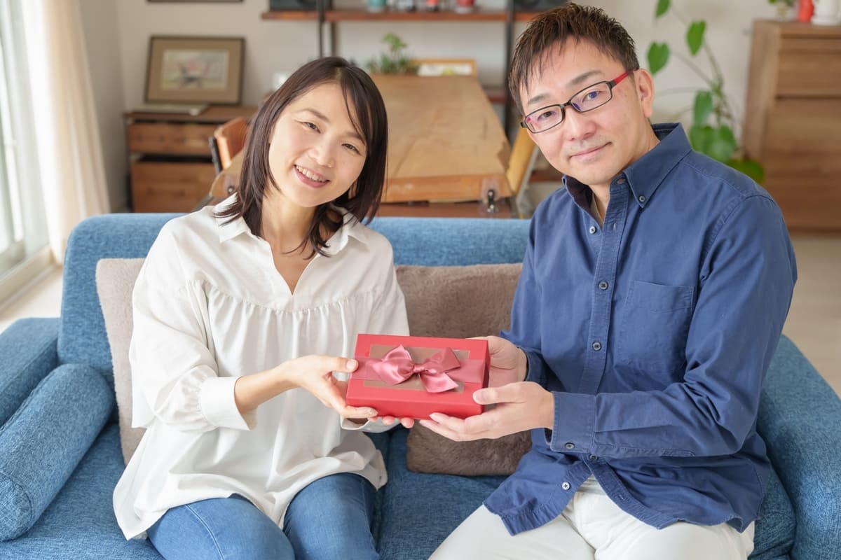 プレゼントを手に持つ夫婦