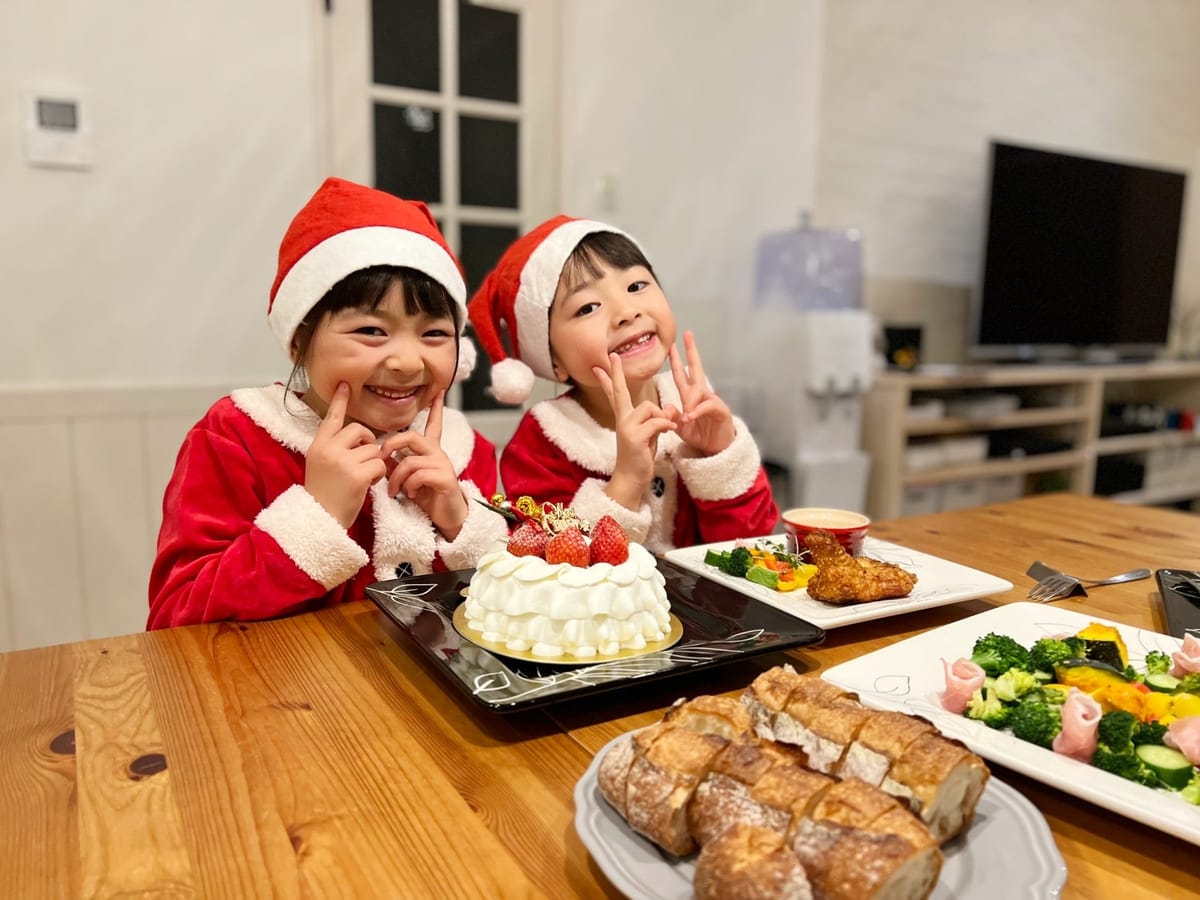 クリスマスにホームパーティーする子供