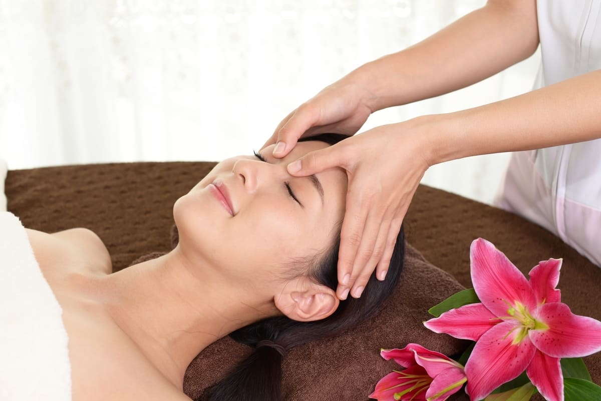 自分へのご褒美にエステを受ける女性