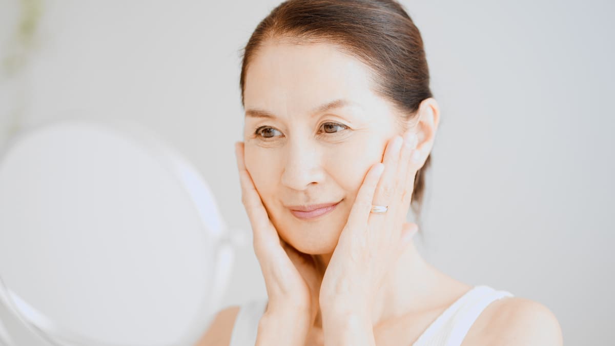 スキンケアをする女性