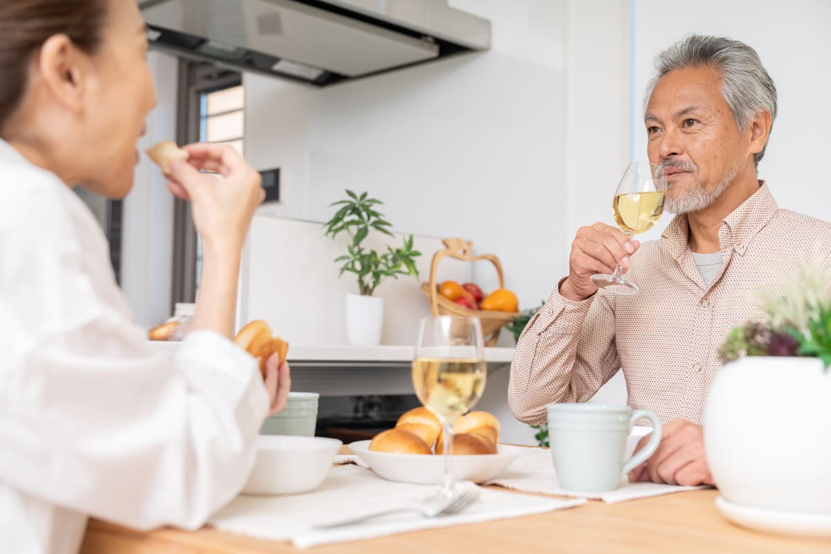 食事をする夫婦