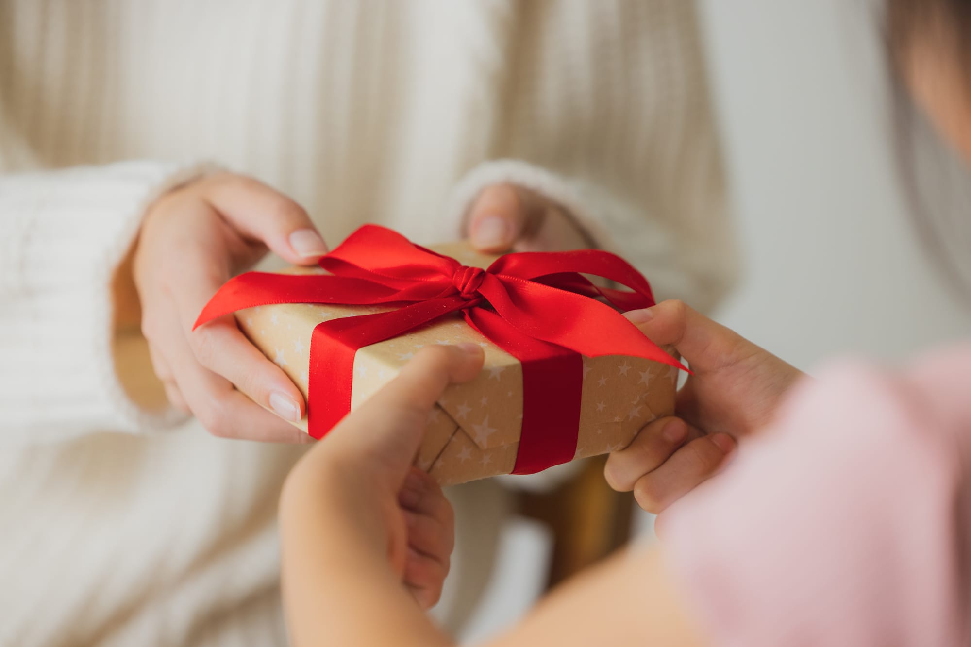 結婚祝いのプレゼントを手渡すシーン