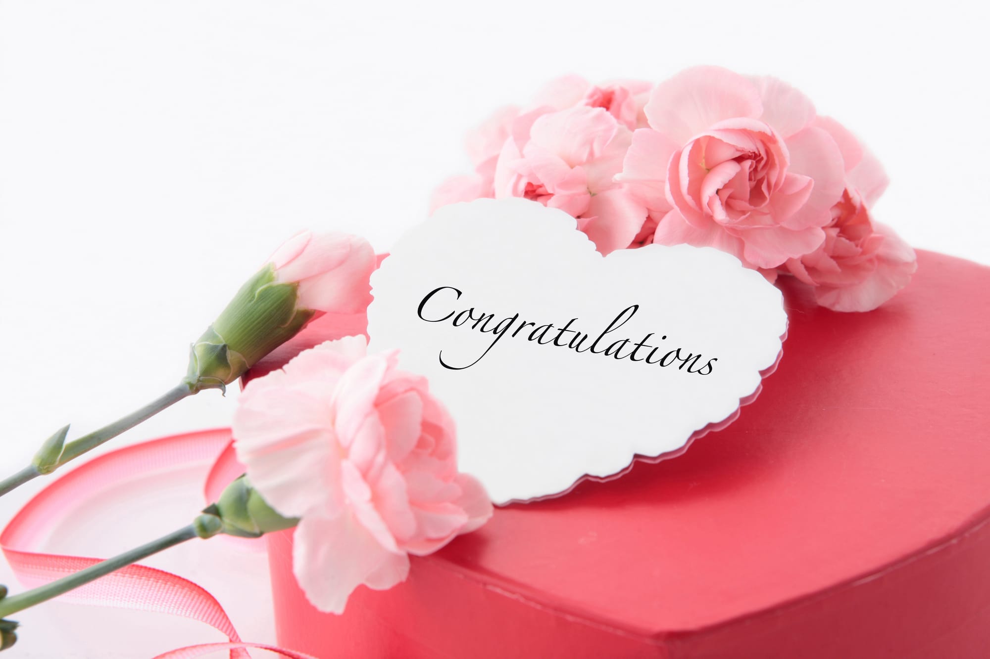 メッセージカードと花が添えられた結婚祝いのギフトボックス