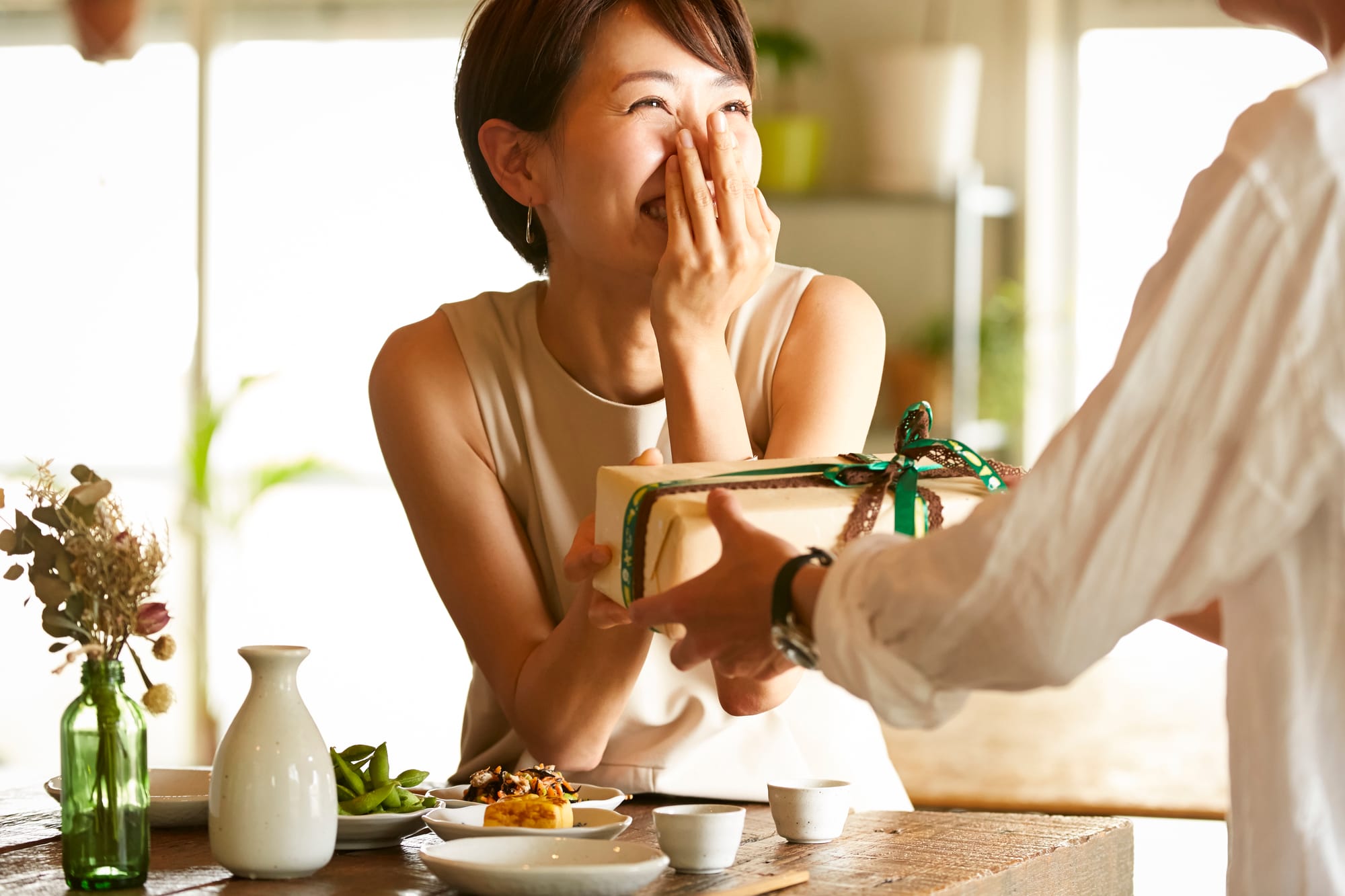 サプライズプレゼントに喜ぶ女性のクリスマスシーン