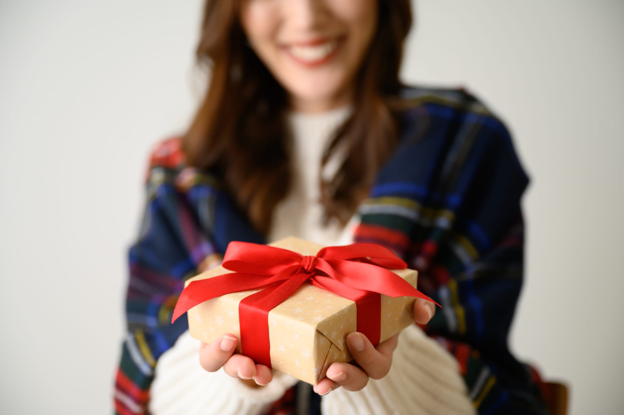 プレゼントを渡す女性