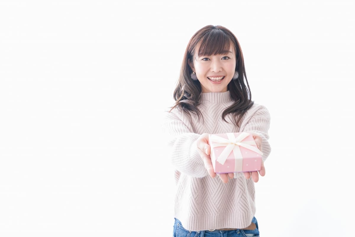 プレゼントを渡す女性
