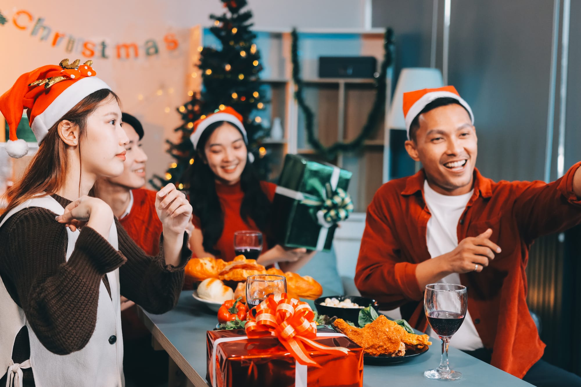 クリスマスパーティーを楽しむ友達グループ