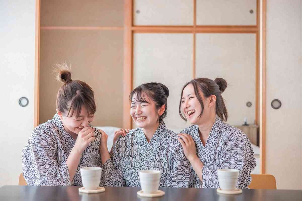 旅館に宿泊する女性