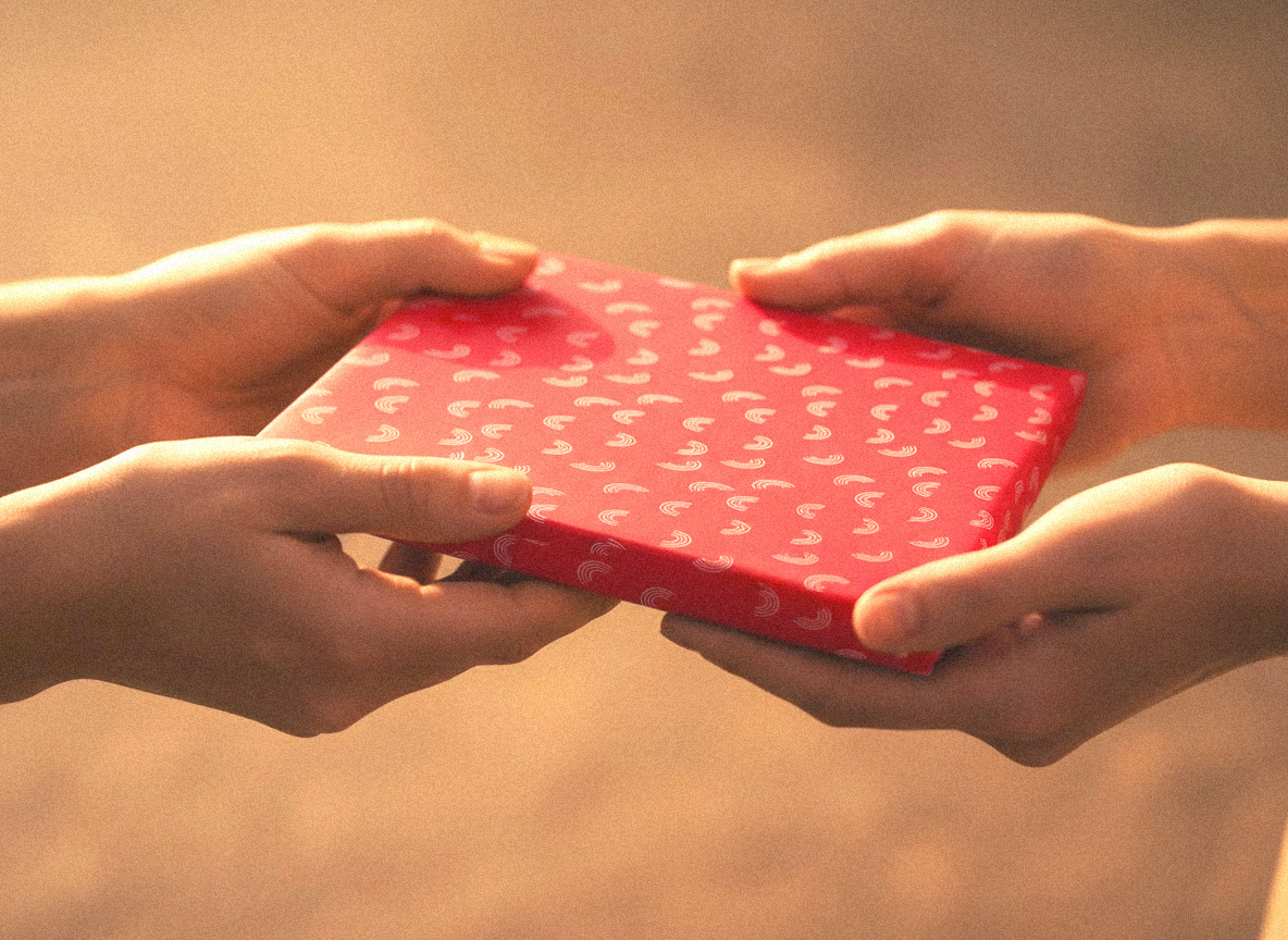 クリスマスプレゼントを手渡しするシーン