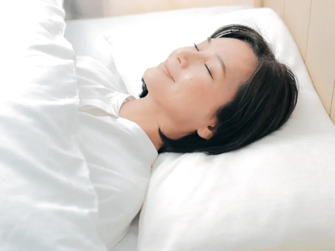 もっちり頭部を包み込む！まくら先生のプレミアム枕の恍惚を体感