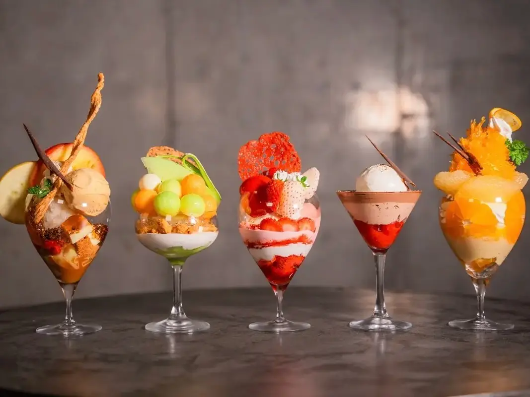 円形ソファで女子会もよし！恵比寿で煌めき果実にときめくパフェ活を