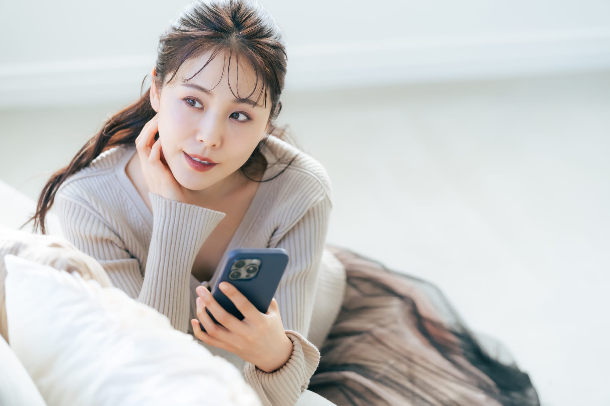 贈り物を検討する女性のイメージ