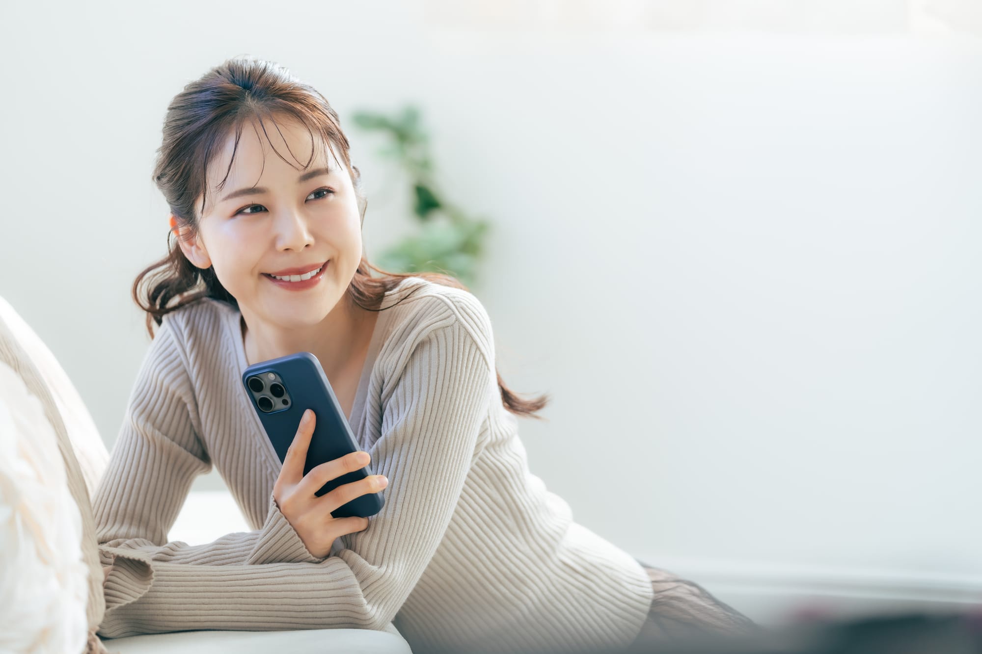 お歳暮をスマホで探す女性