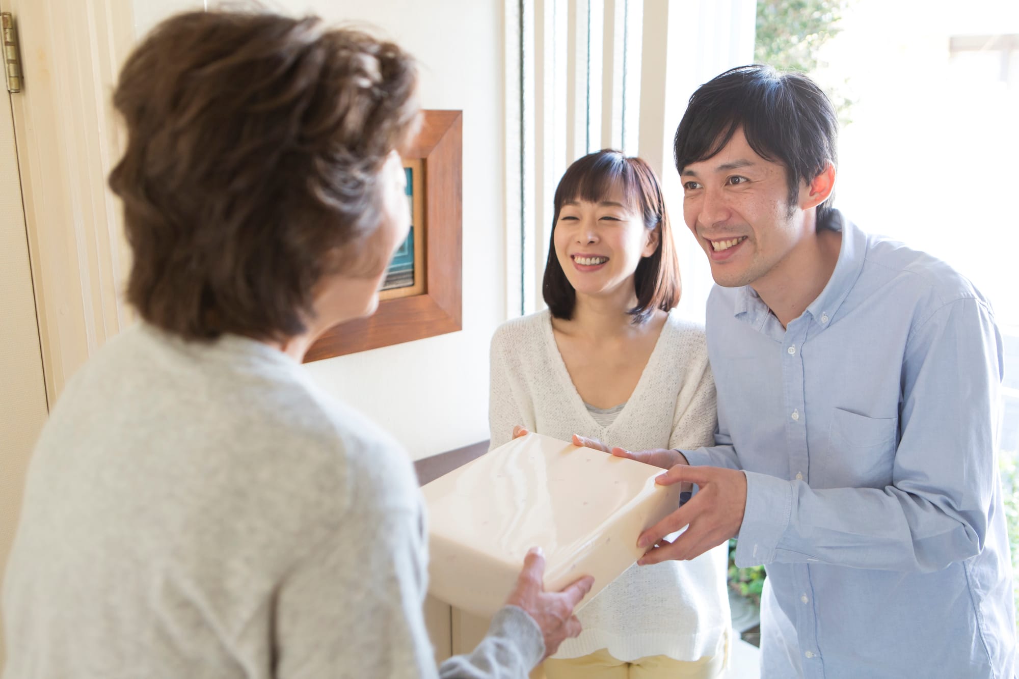 お歳暮を夫婦から受け取るシーン