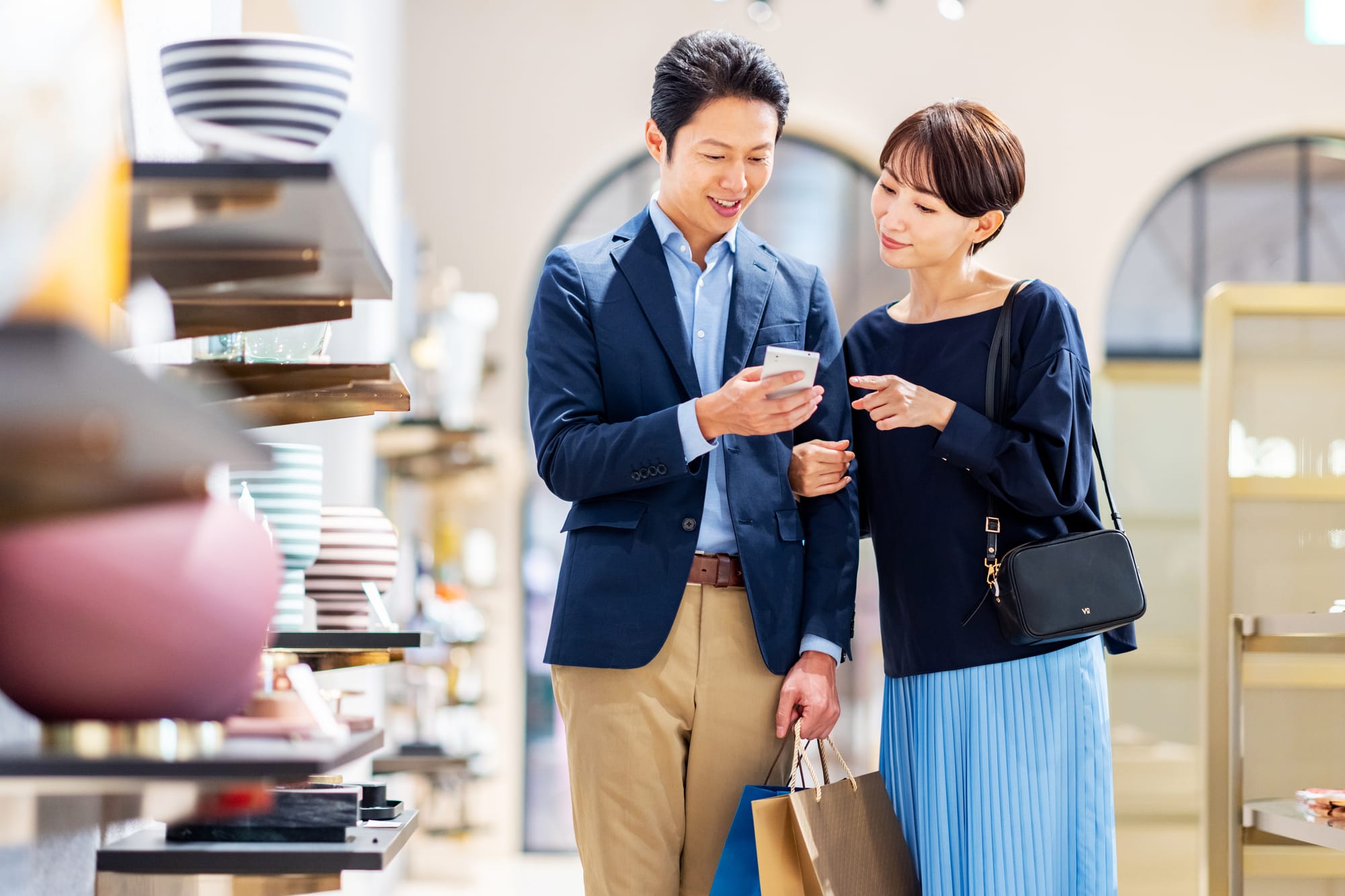 お歳暮を選ぶカップル