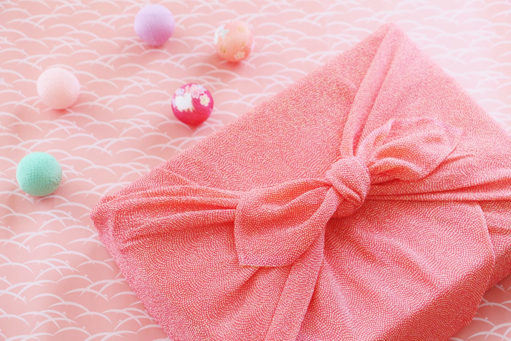 プレゼントを包んだ風呂敷のイメージ