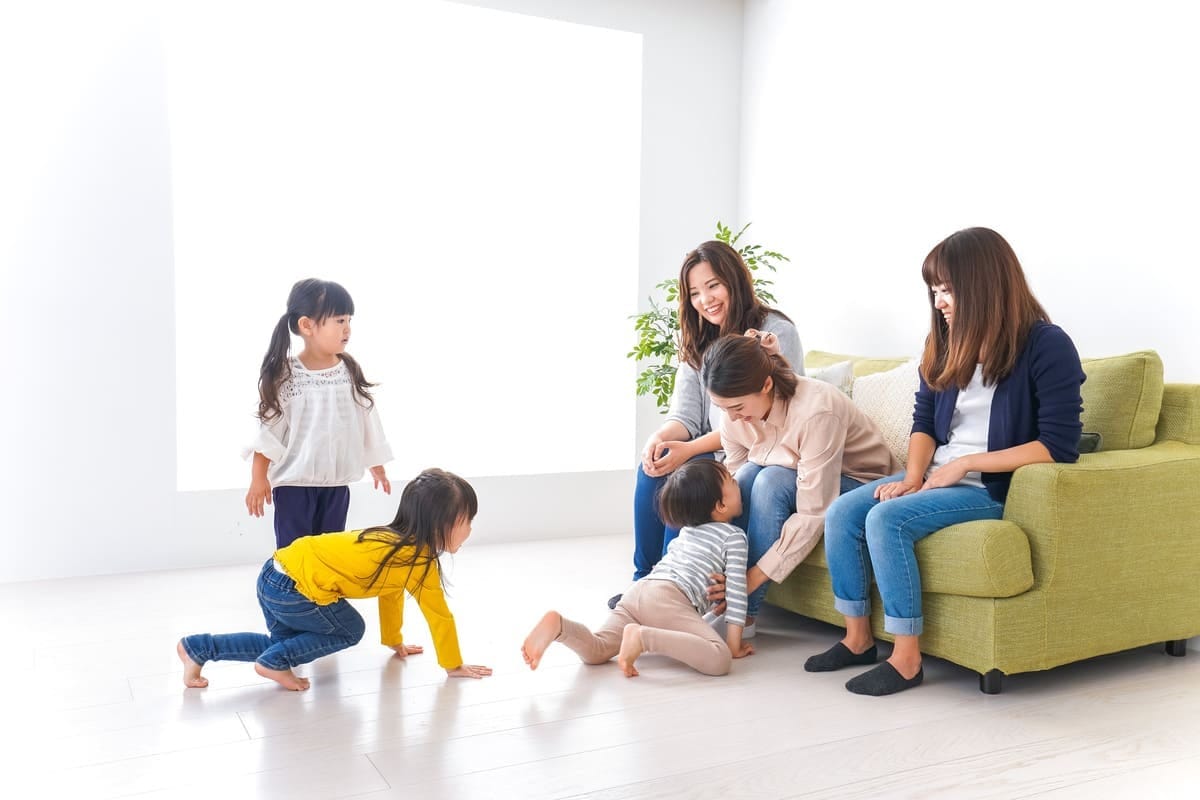 子どもと遊ぶママ友たち