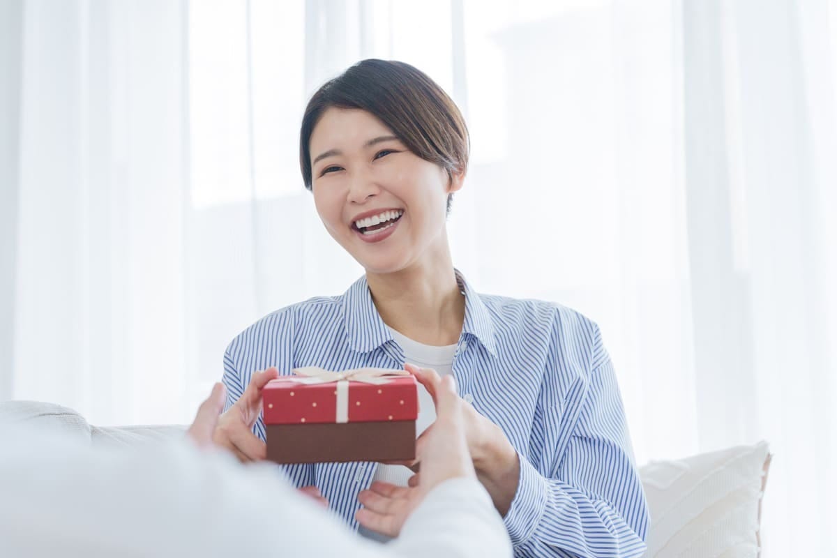 プレゼントを受け取る女性