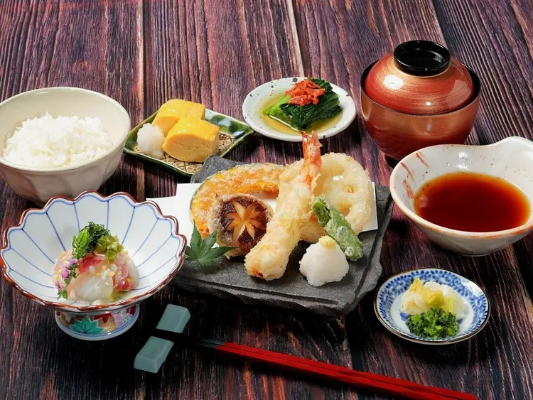 【土・祝】日本橋の川辺で味わう、旬を揚げた天ぷら御膳ランチ