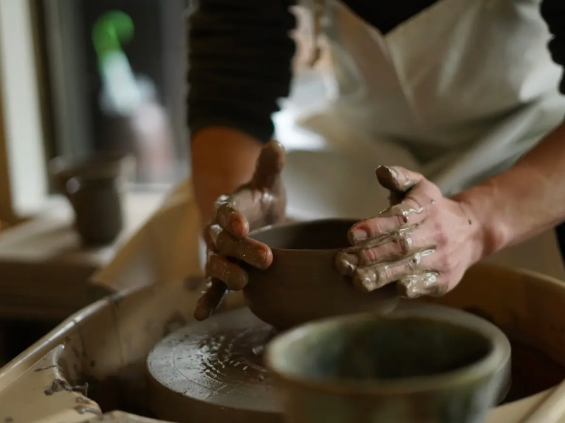 ろくろを回す。こころが整う。伊豆高原の麓で、陶芸リトリート