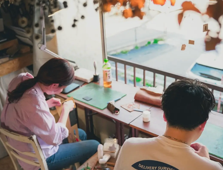 二人の“さりげないお揃い”に、世界に一つだけのレザークラフトを贈り合う[ペアチケット]