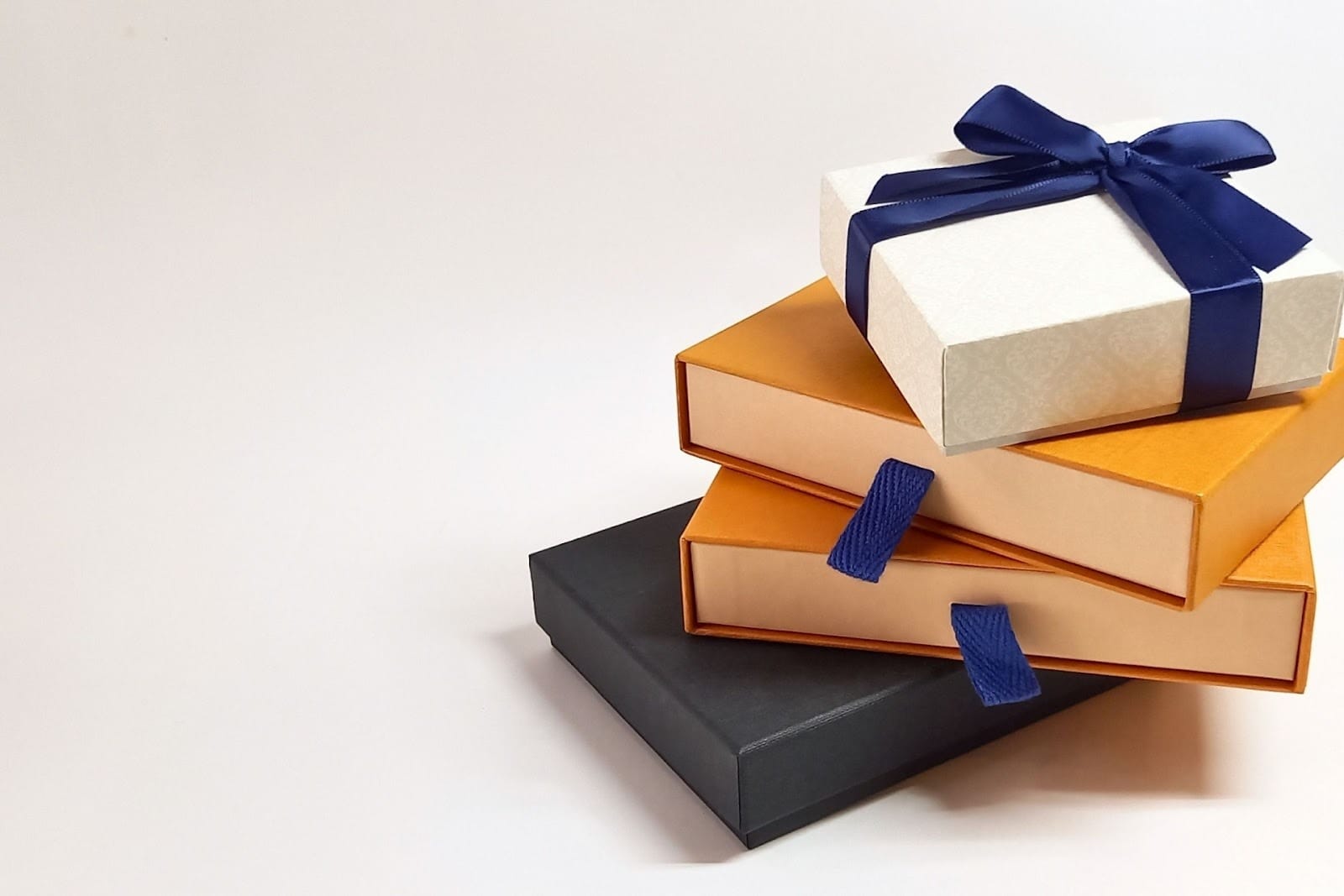 テーブルの上に積まれているプレゼント