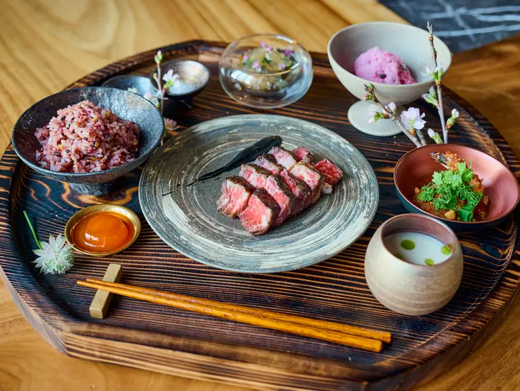 【ペア】SNS映え必至！ハワイ発の薪火御膳ランチを、明治公園の緑の中で