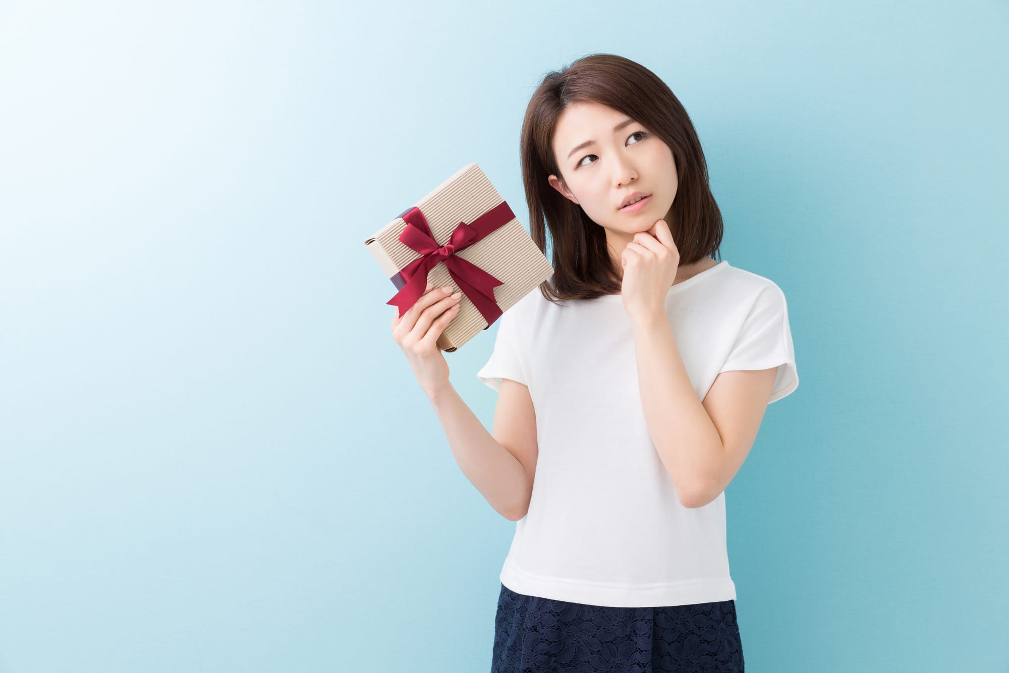プレゼント選びに悩む女性のイメージ