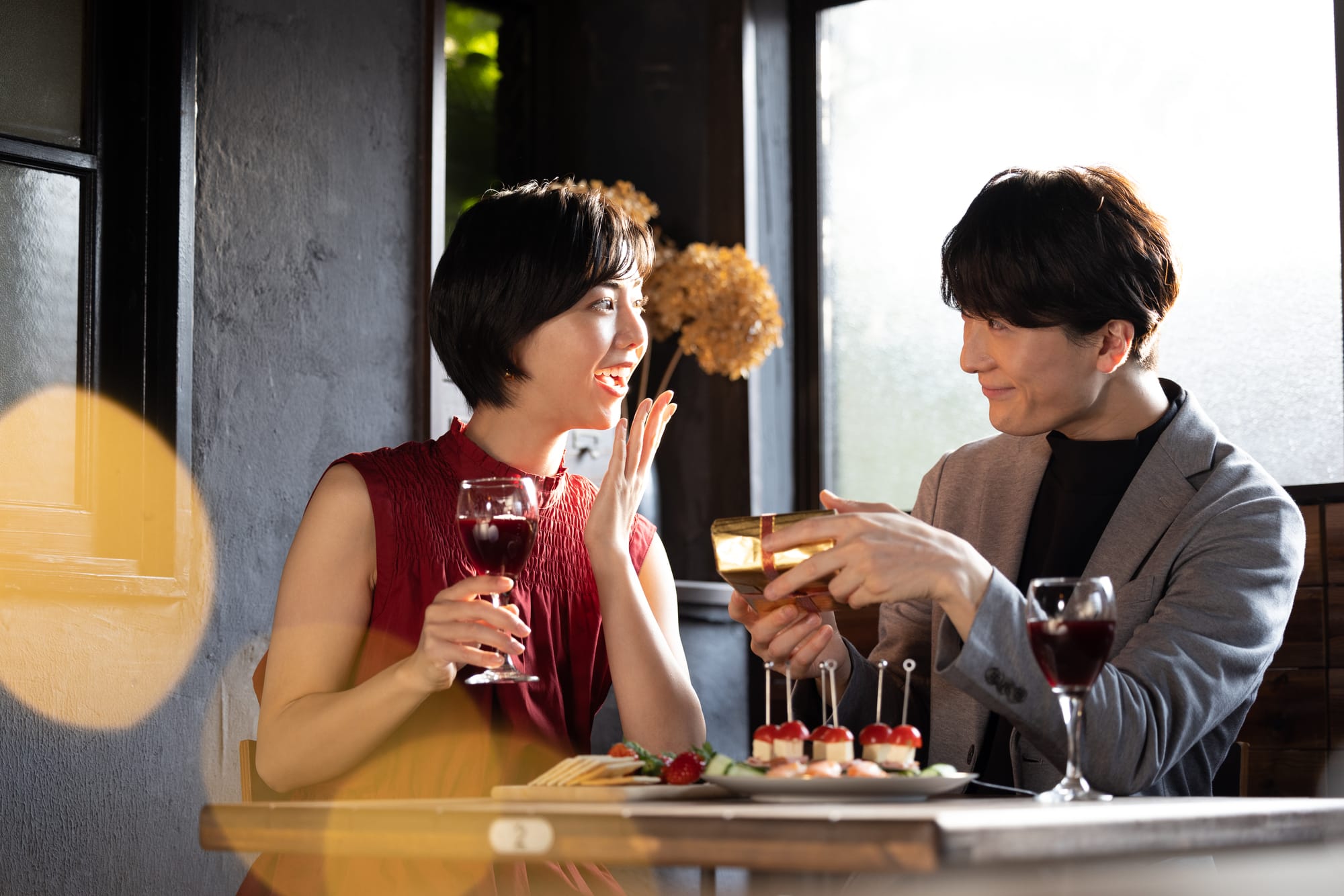 プレゼントを渡すカップルのイメージ