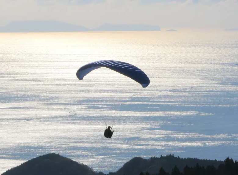 パラグライダーで、伊豆の空飛ぶピーターパン体験。羽を休める温泉付き
