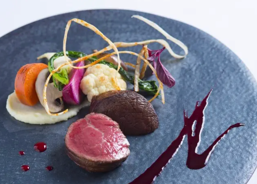 銀座のモダンアート空間で堪能する、松阪牛の極上ディナーコース