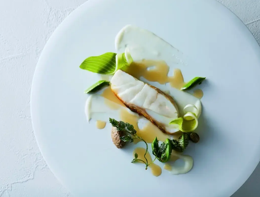 皇居のお濠を眼前に、日本の四季を旅する雅なフレンチランチ