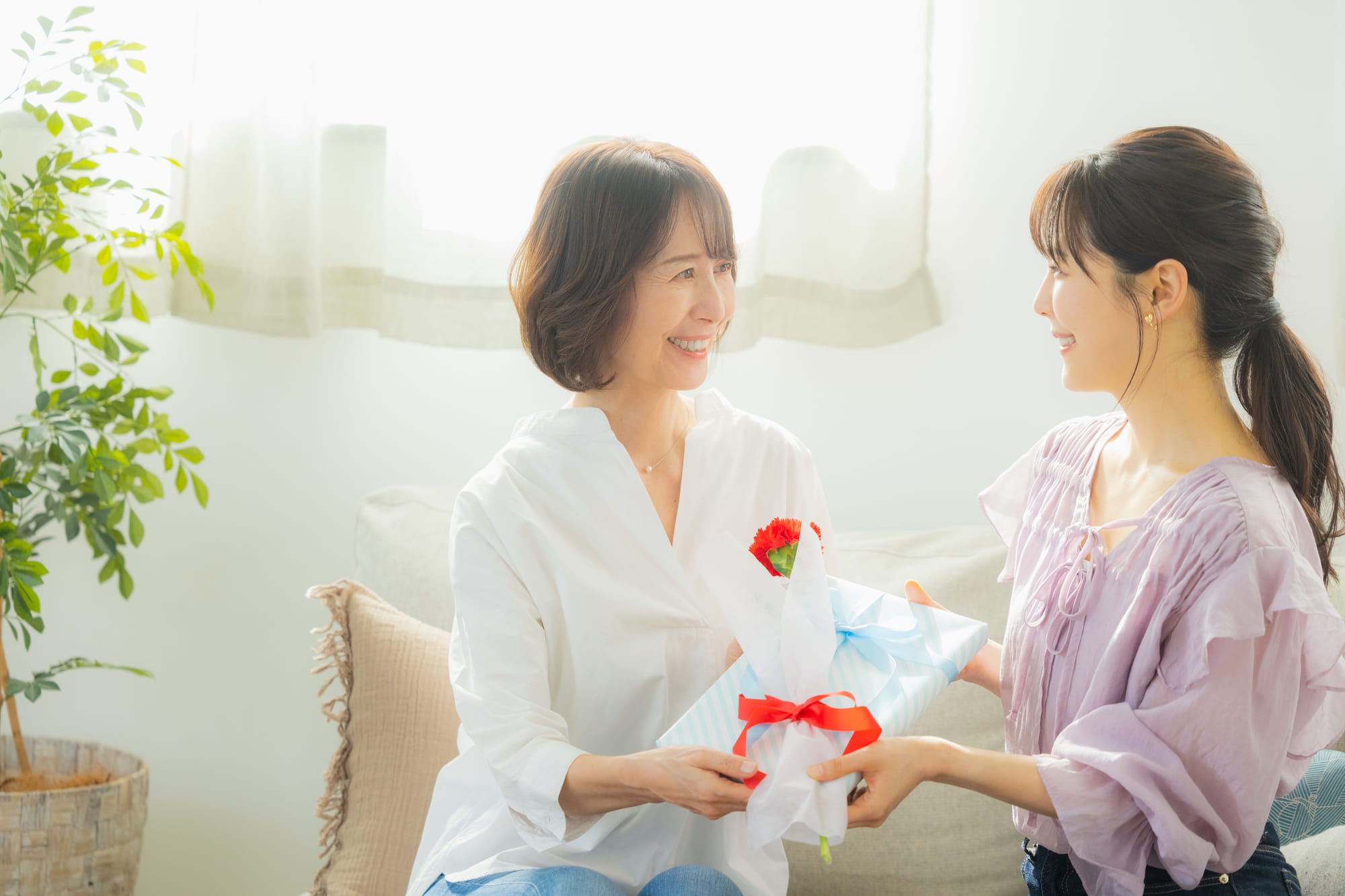 母の日に体験ギフトを贈る親子のイメージ