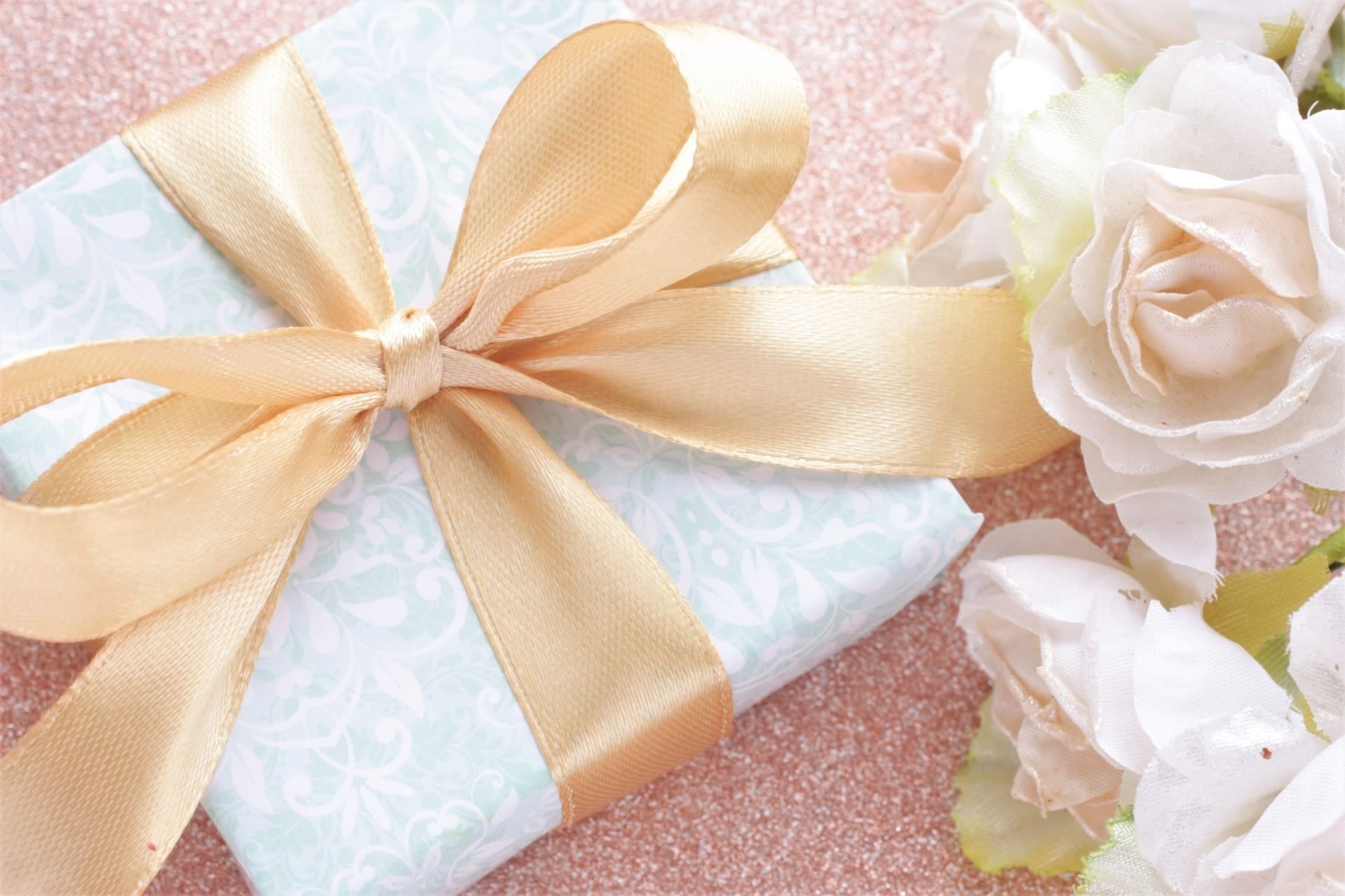 お祝い用の華やかなプレゼント