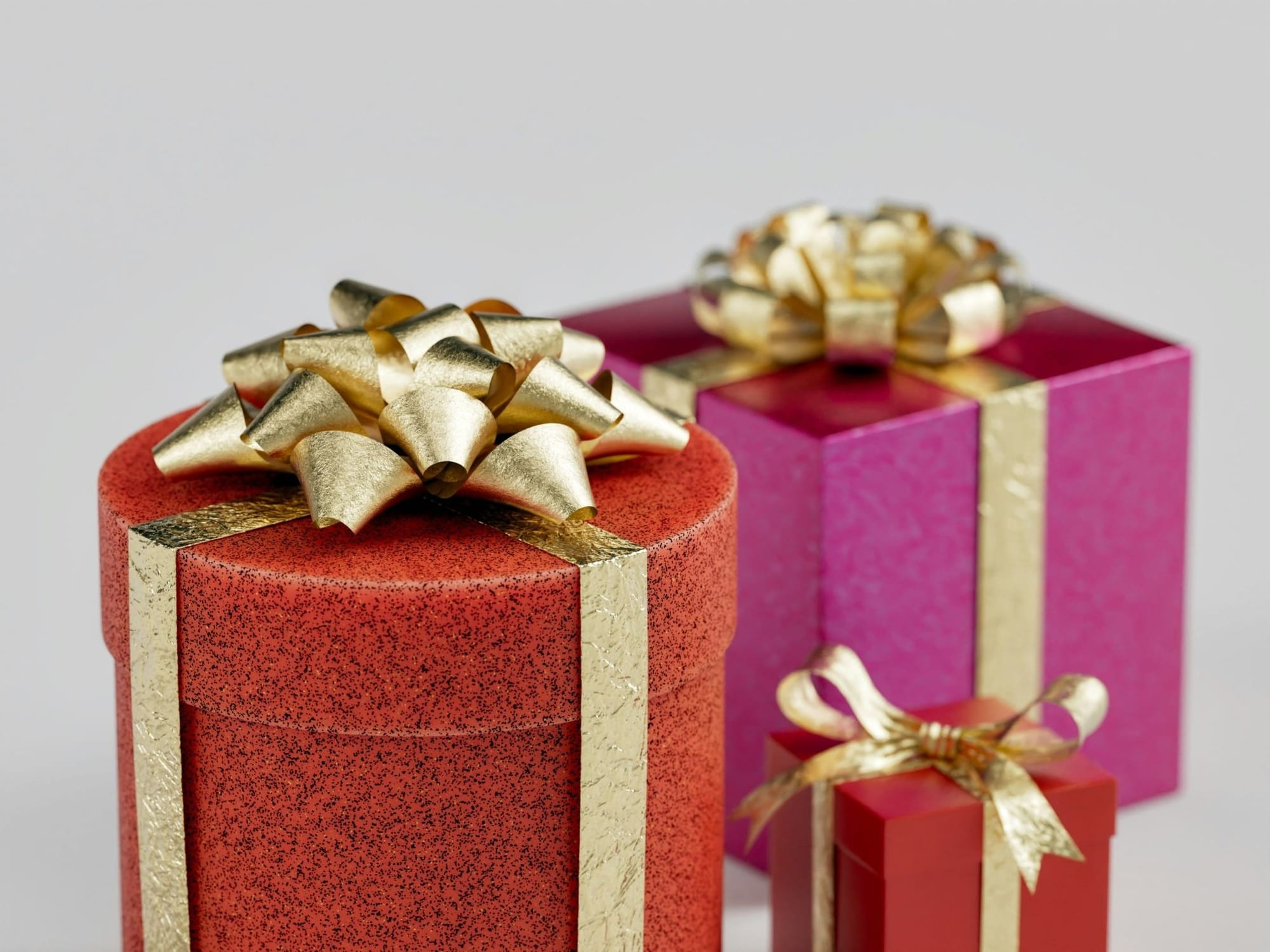 レッドやピンクのギフトボックスが並んでいる写真